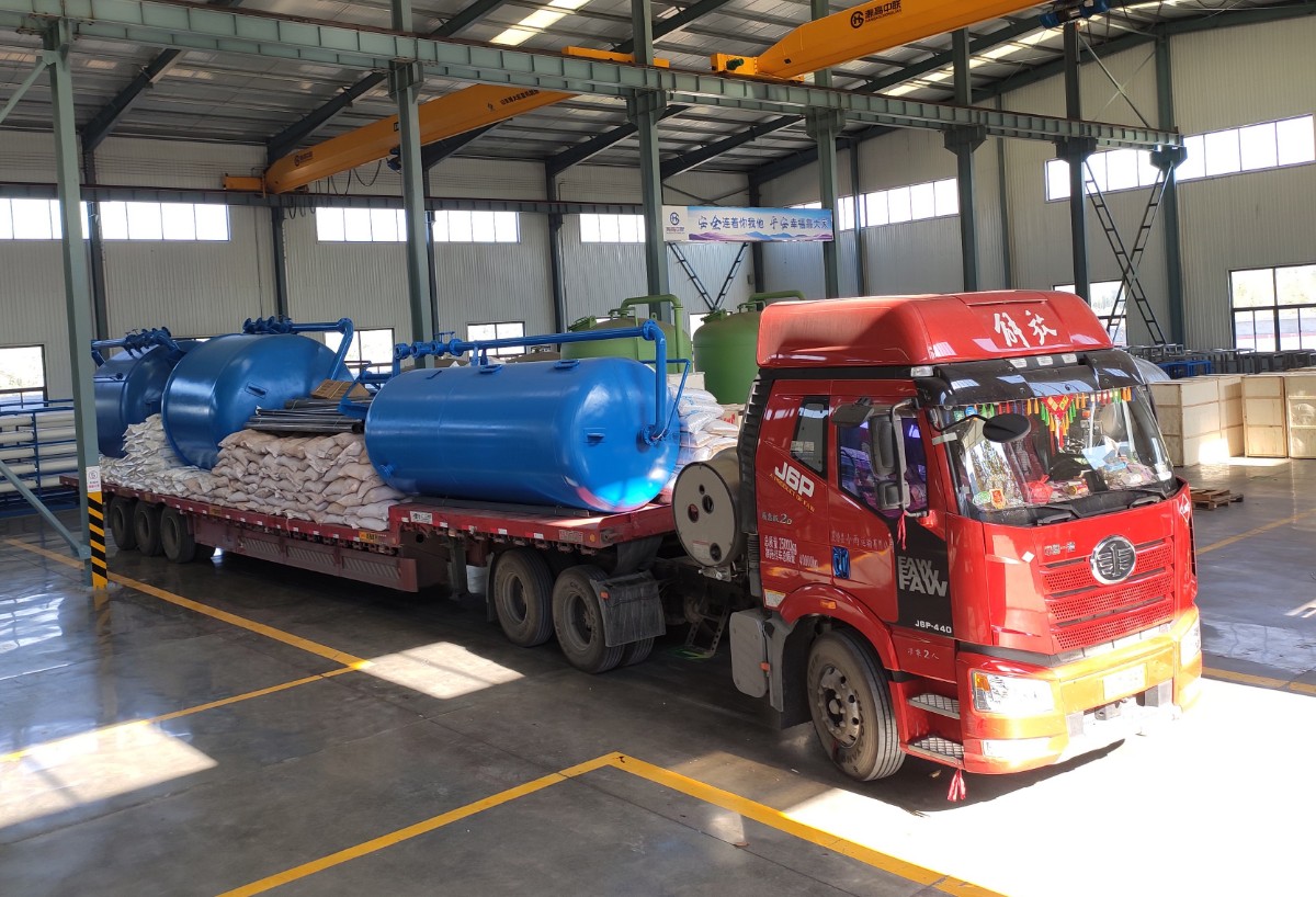 【安徽极速电竞官网】江苏某纺织行业软化水设备发货现场(图1)